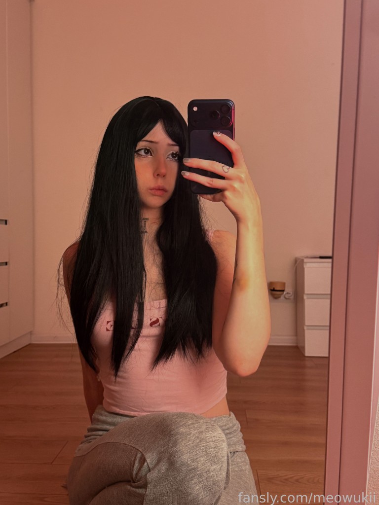 meowukii mirror selfie
