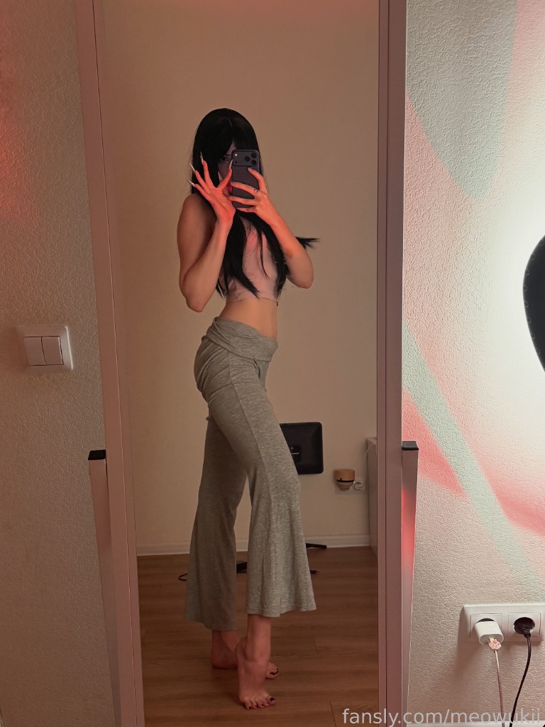 meowukii mirror pic